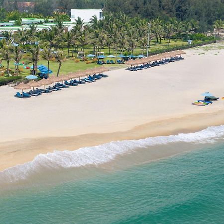 Wyndham Hoi An Royal Beachfront Resort & Villas Екстер'єр фото
